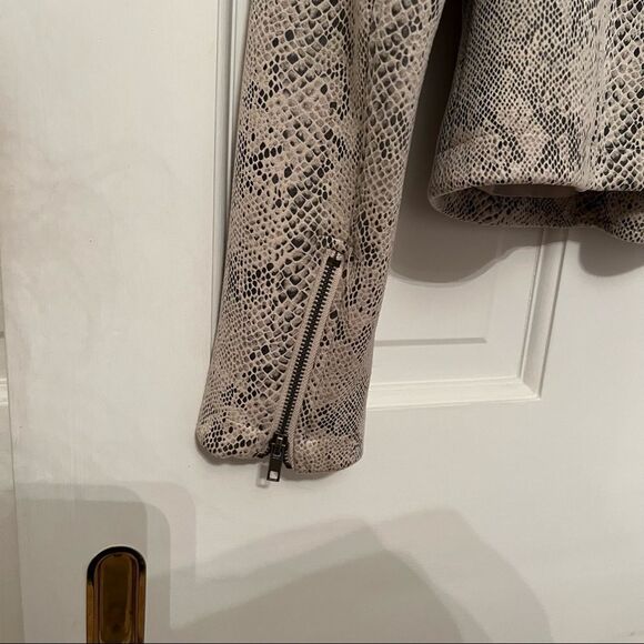 Cupcakes and Cashmere Isabelle Jacket - Picture 10 of 13